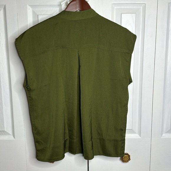 NWT Banana republic olive green button down sleeveless top - Picture 3 of 4